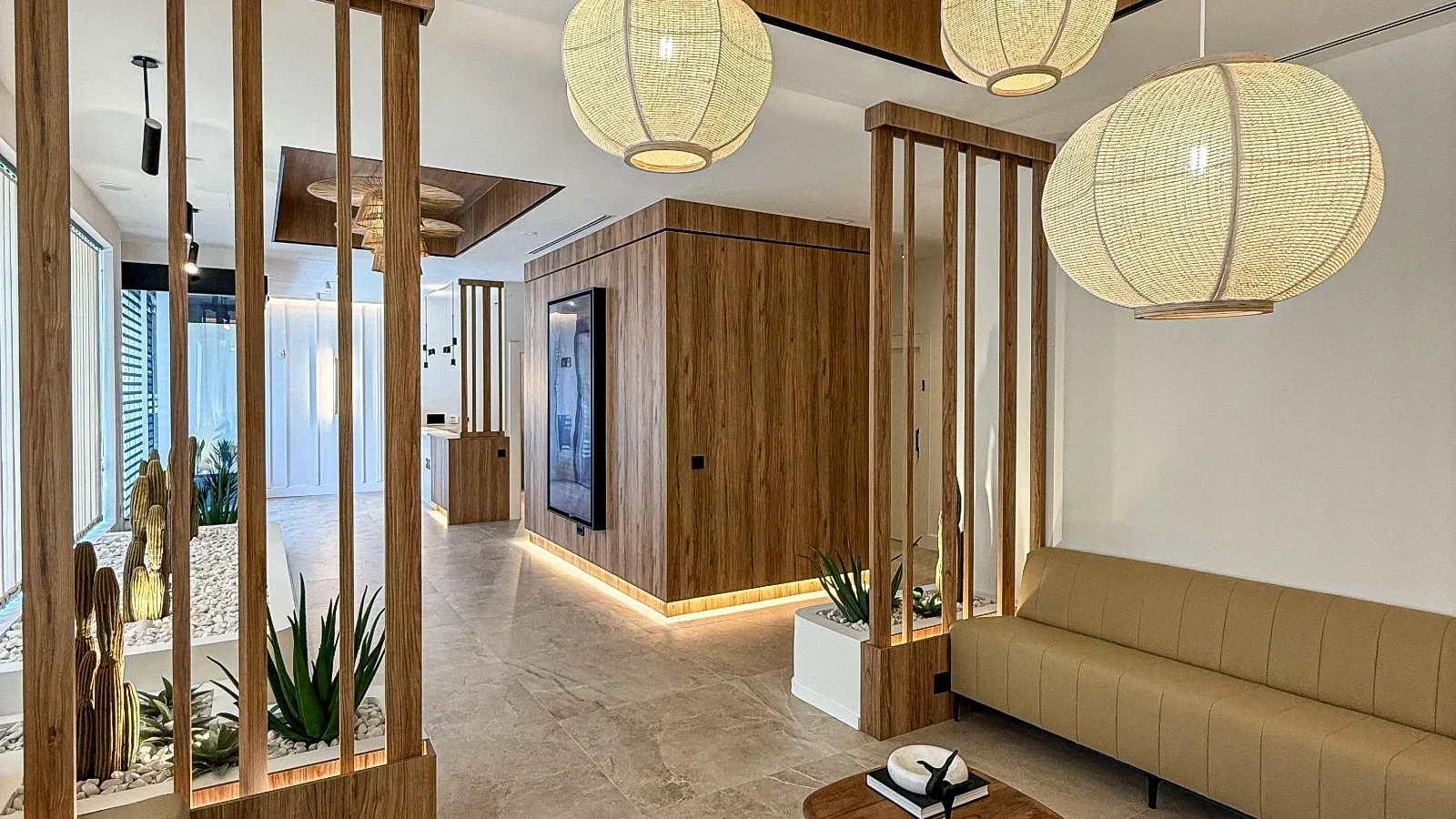 Imagina entrar en un espacio donde el tiempo se detiene. Aromas suaves de flores blancas, música envolvente, luz cálida y el toque experto de manos que cuidan.