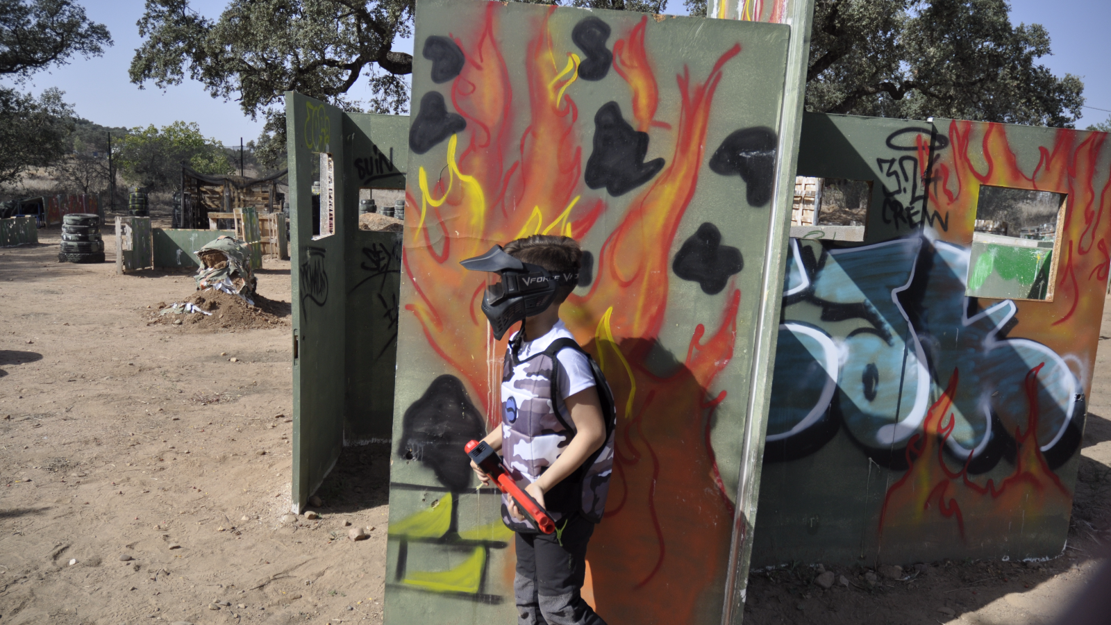 Peque en acción con su equipo de seguridad y su marcadora para niños