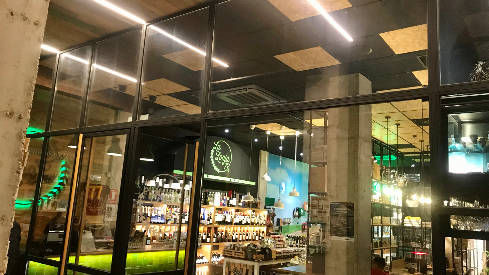 Una fusión entre dos espacios, Tienda y Tapería
Ambiente acogedor
Un lugar donde el tiempo se para