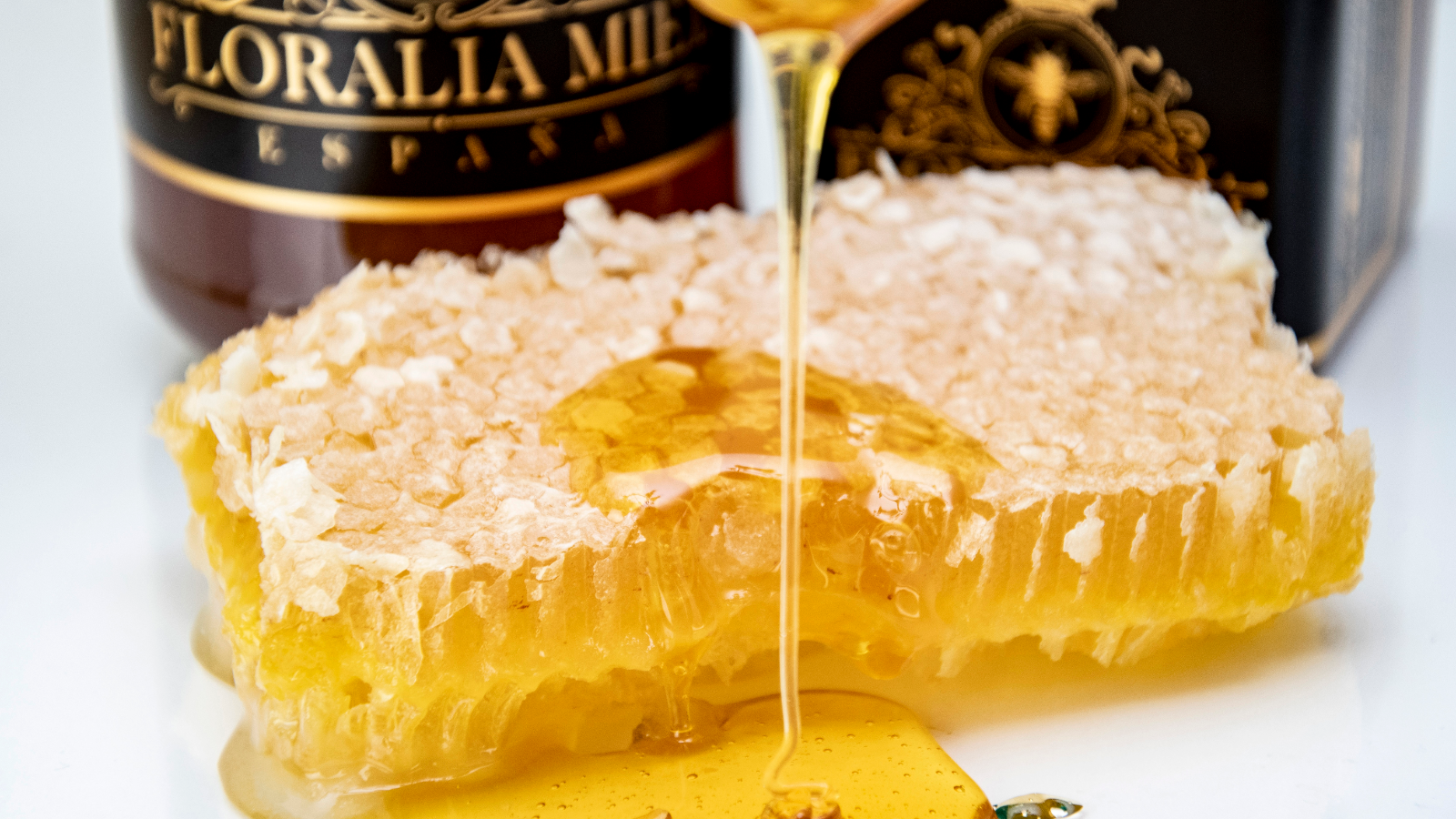 Miel en panal fresca