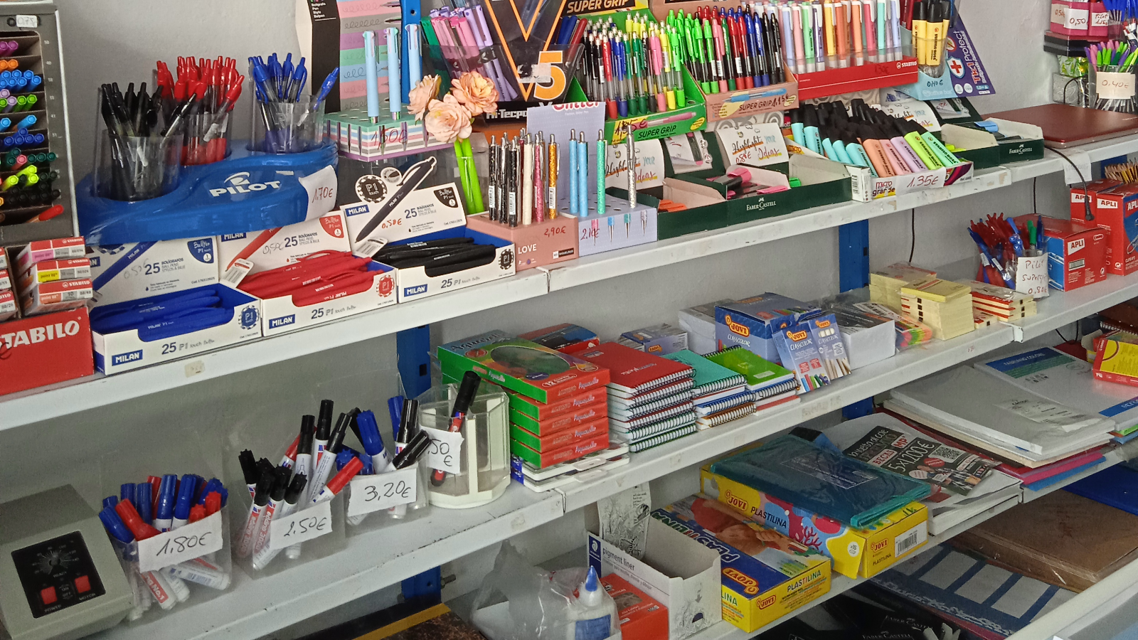 librería con amplio surtido en tienda y web