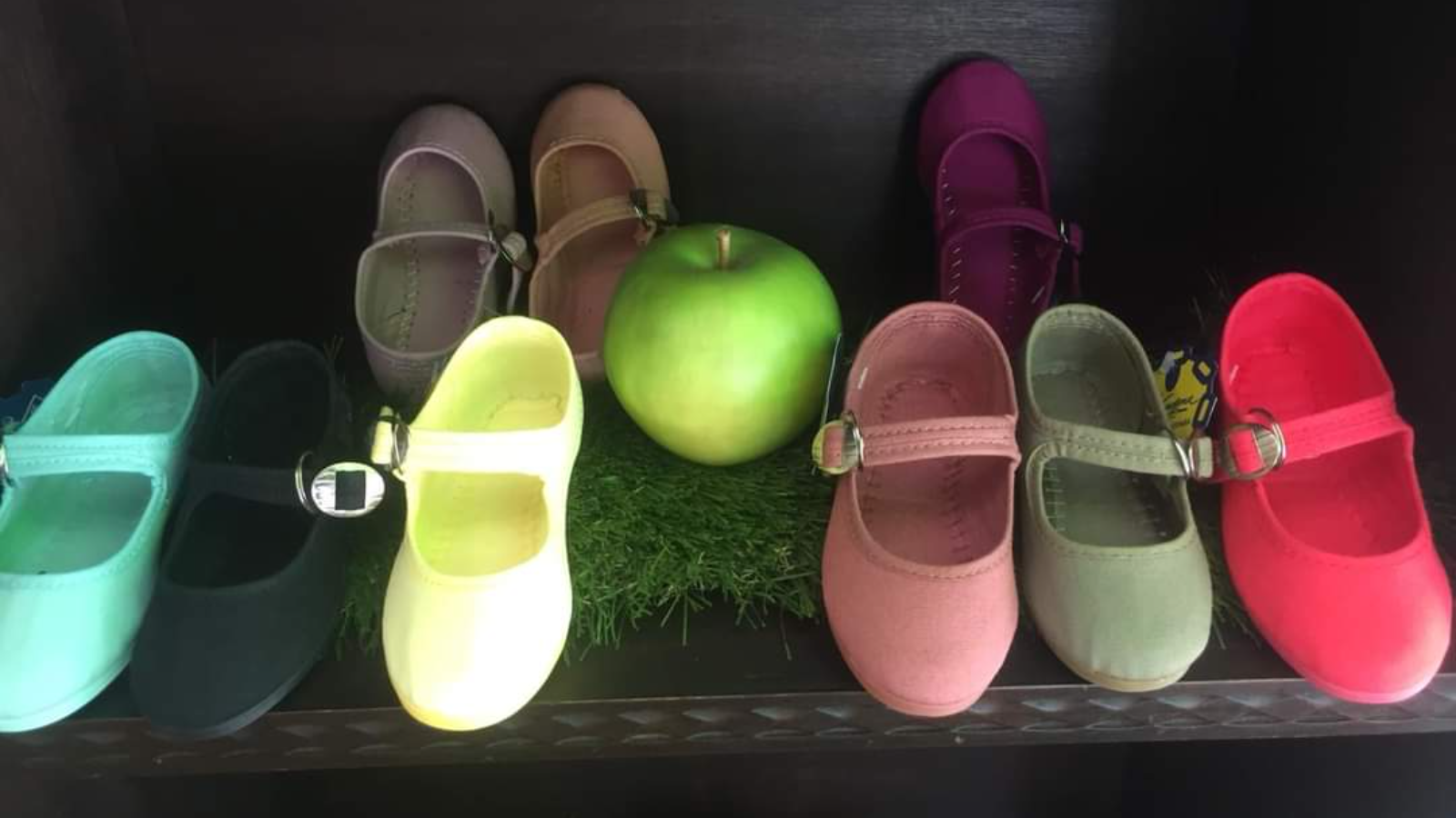 Todo en calzado para niños de cero a cien años