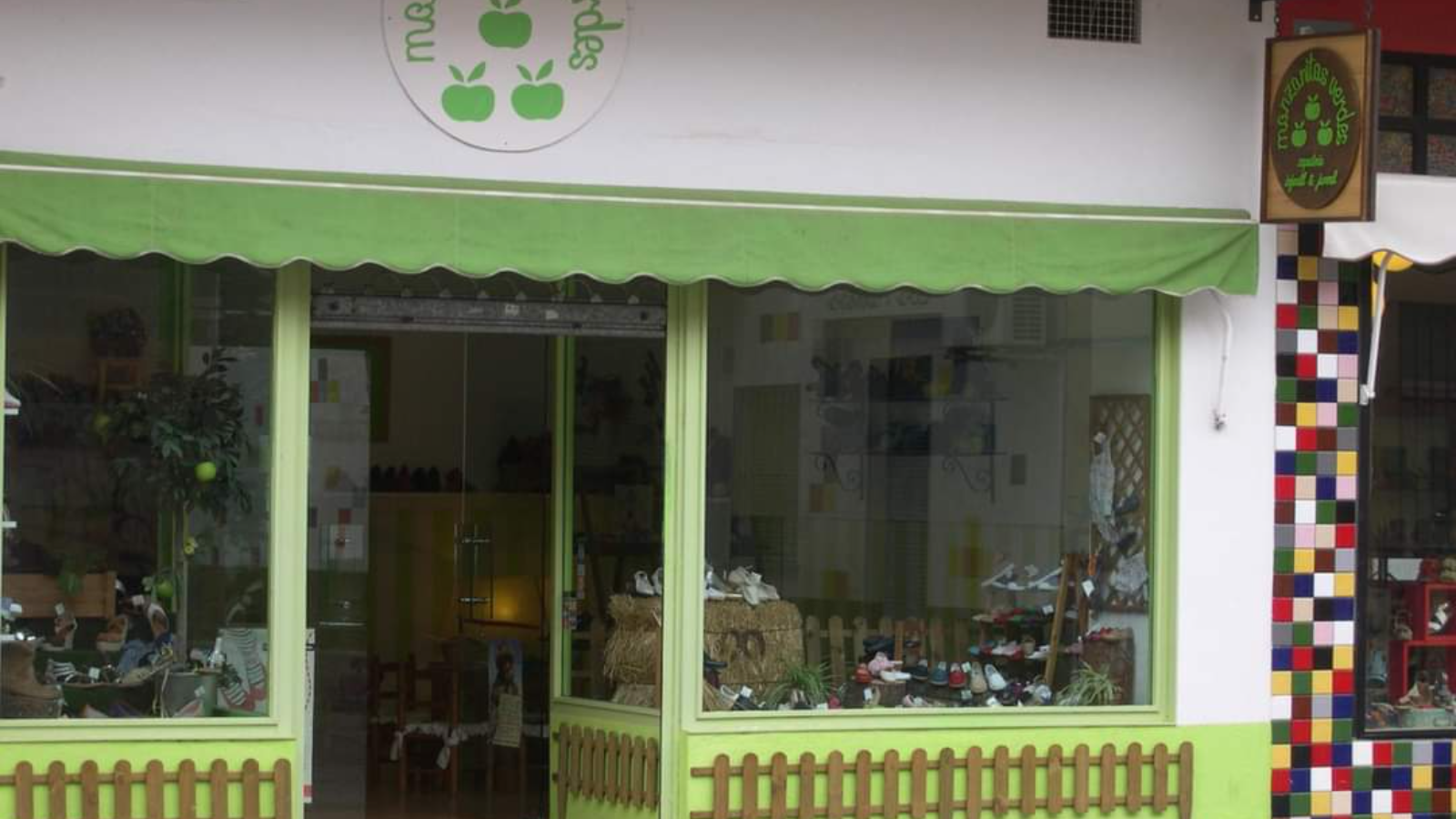 manzanitas verdes c/Tavira, Plaza de las Américas  06011 Badajoz