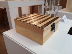Caja de madera con chapa